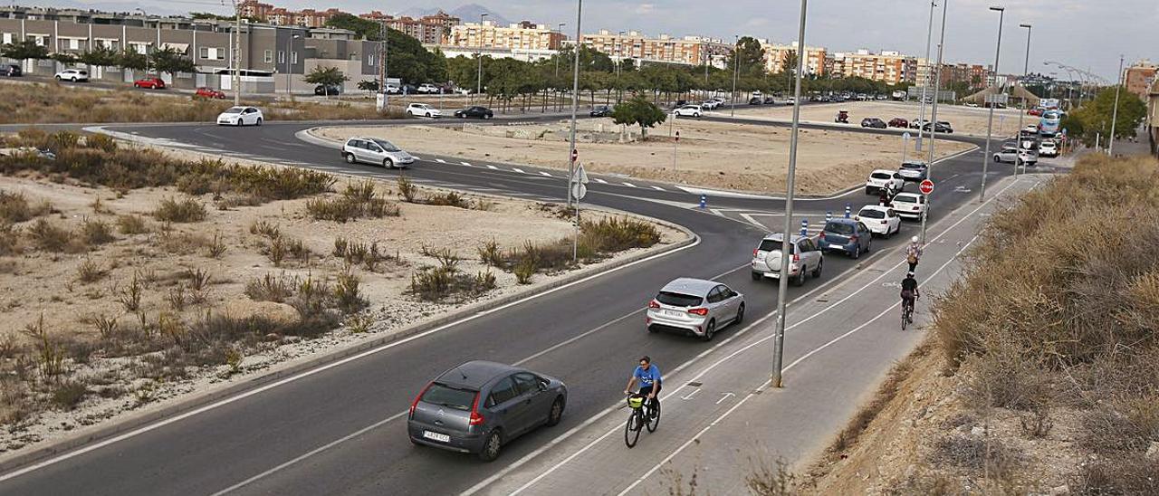 La Vía Parque entre Rabasa y el PAU 2, donde pasa de cuatro a dos carriles y pierde el espacio central. A la derecha, la Vía Parque en su tramo final, en San Gabriel.  | JOSE NAVARRO / PILAR CORTÉS