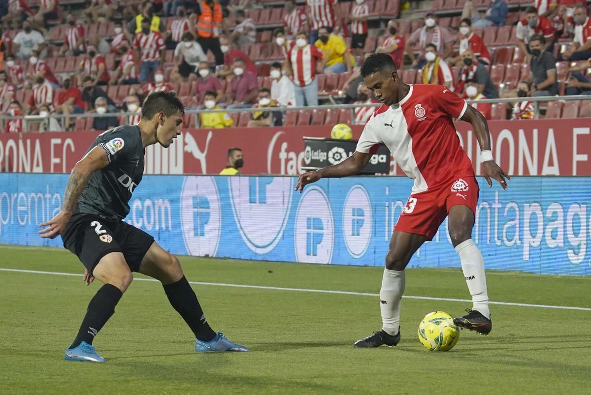 Bárcenas encara Velázquez en la tornada de la final del play-off d'ascens contra el Rayo del 2021