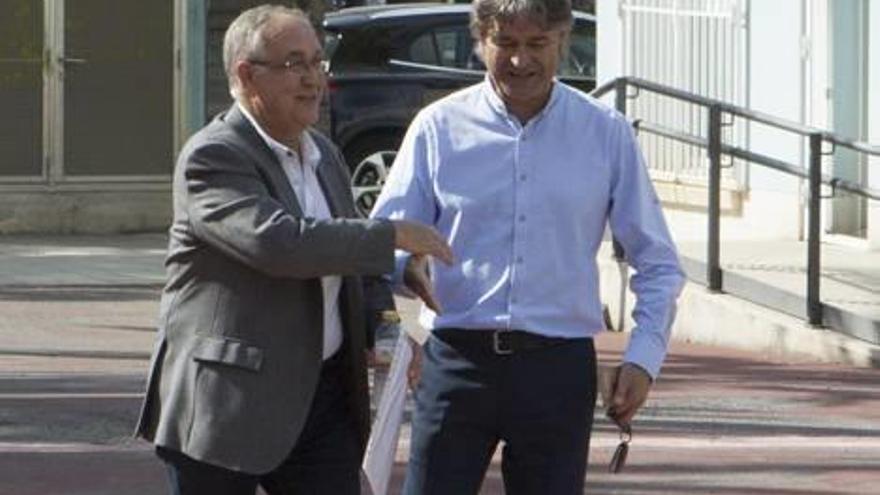 Paquito Escudero acudió a la rueda de prensa de despedida de Hernández para apoyarle.