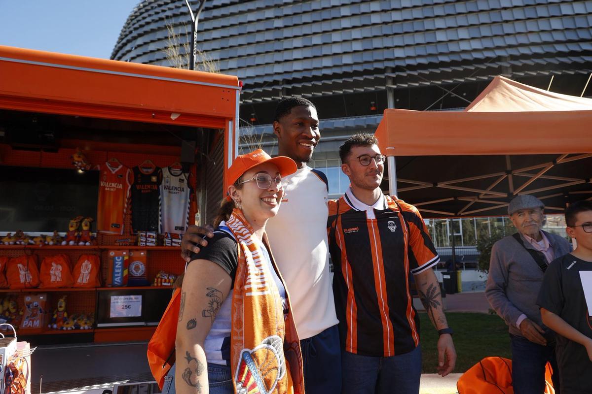 Algunos jugadores del Valencia Basket se pasan por la Fan Zone taronja
