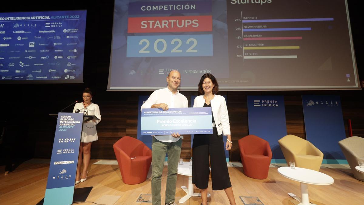 Yolada Pérez, directora de BStartup de Banco Sabadell, entrega el premio a la excelencia a Improfit.