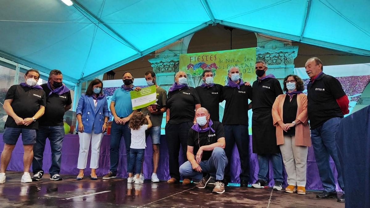 Diego Agüera, de Sidra Cabueñes, con el diploma que acredita el premio, ayer, rodeado de organizadores, participantes y autoridades, en Villaviciosa. | Borja García