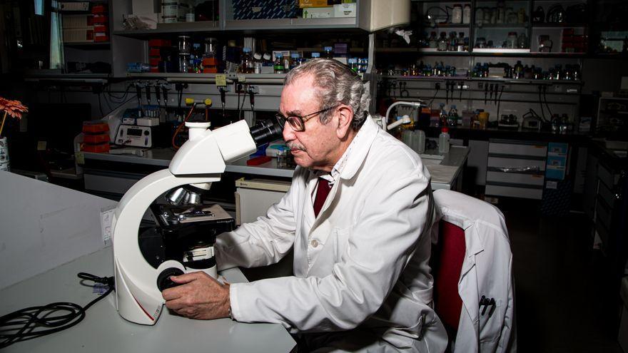 El parasitólogo en una foto en el laboratorio.