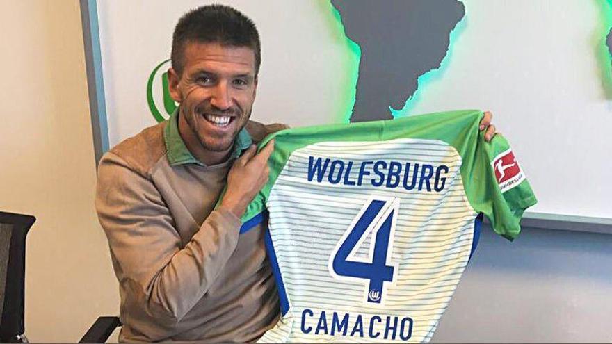 Camacho posa con la camiseta de su nuevo equipo.