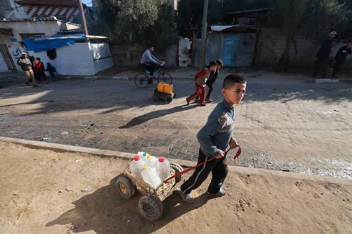 Niños palestinos en busca de agua