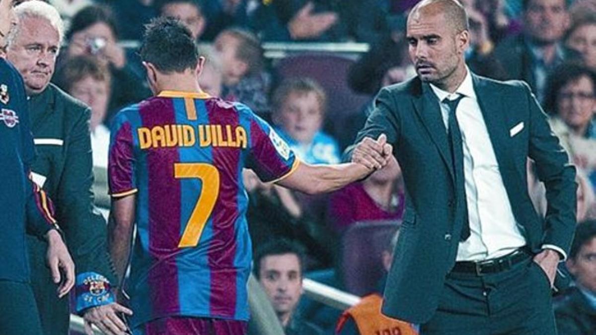 Goleador 8 Guardiola felicita a Villa al ser sustituido.