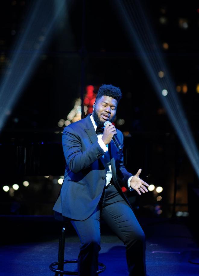 Khalid en plena actuación en la Gala 100 de la revista Time