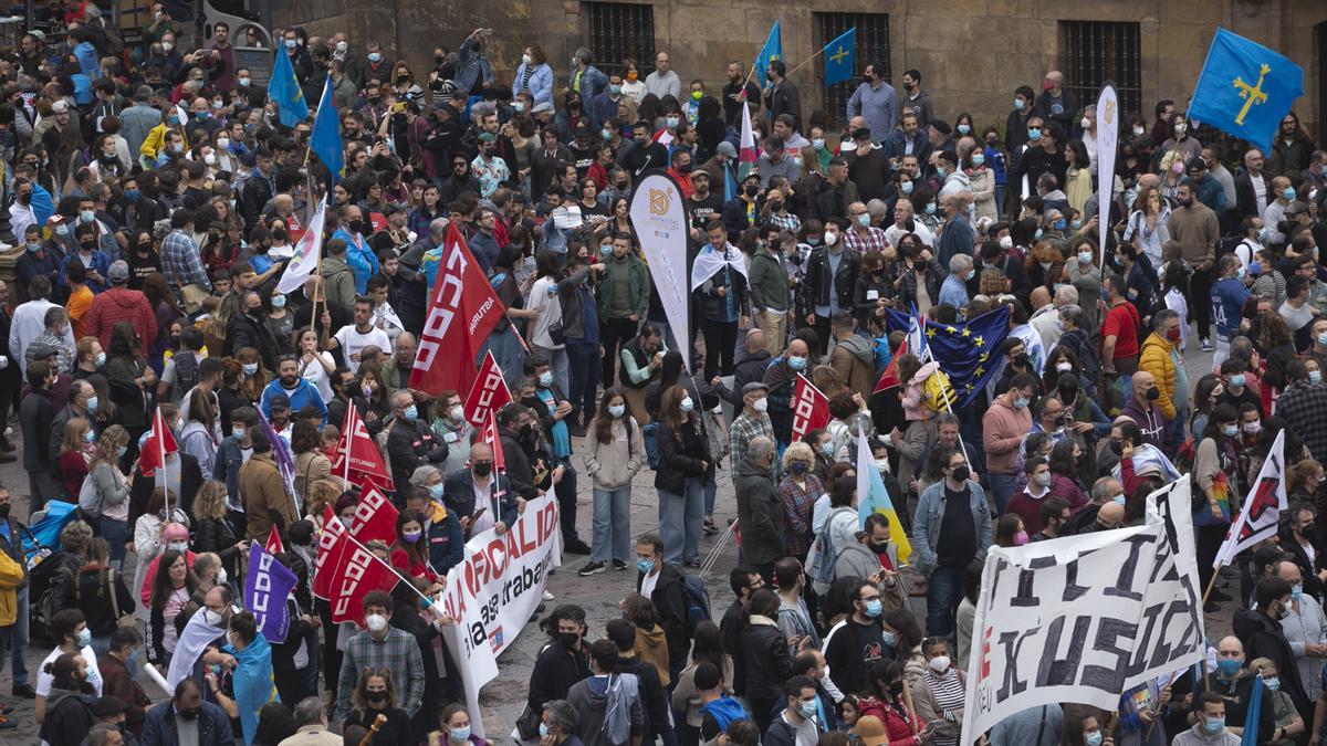 Los partidarios de la cooficialidad del asturiano se manifiestan en Oviedo