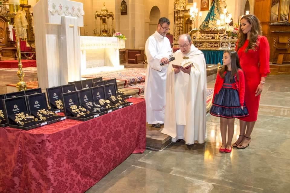 ... que se da en la "terreta": las piezas de orfebrería son bendecidas en la concatedral.