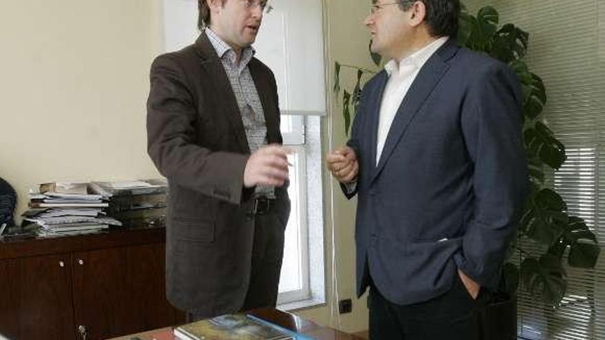F. Menéndez y el alcalde, José Fervenza, en una reunión.