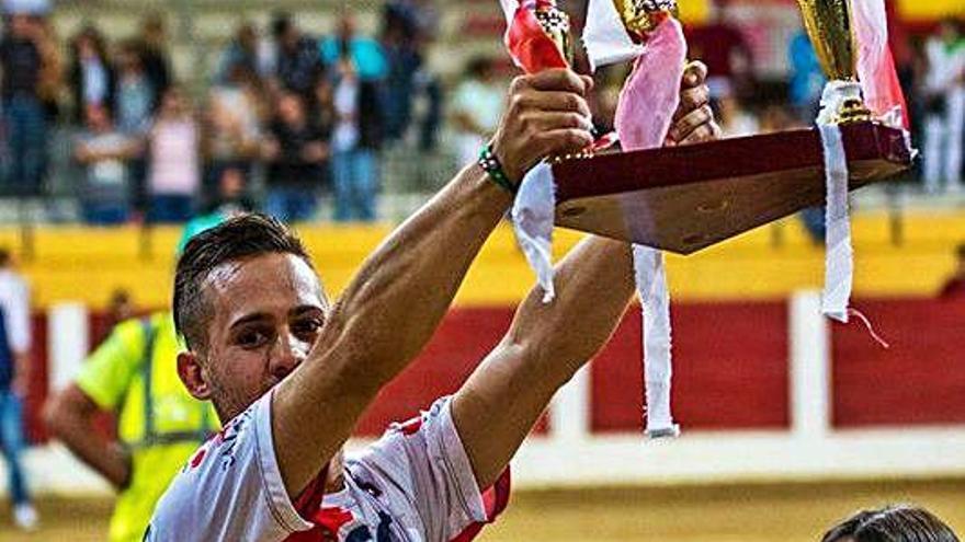 Dany Alonso recibe el trofeo de vencedor.