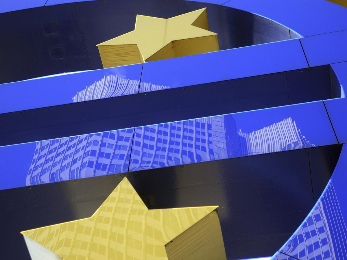 Una imagen de la escultura del euro en la sede del Banco Central Europeo.