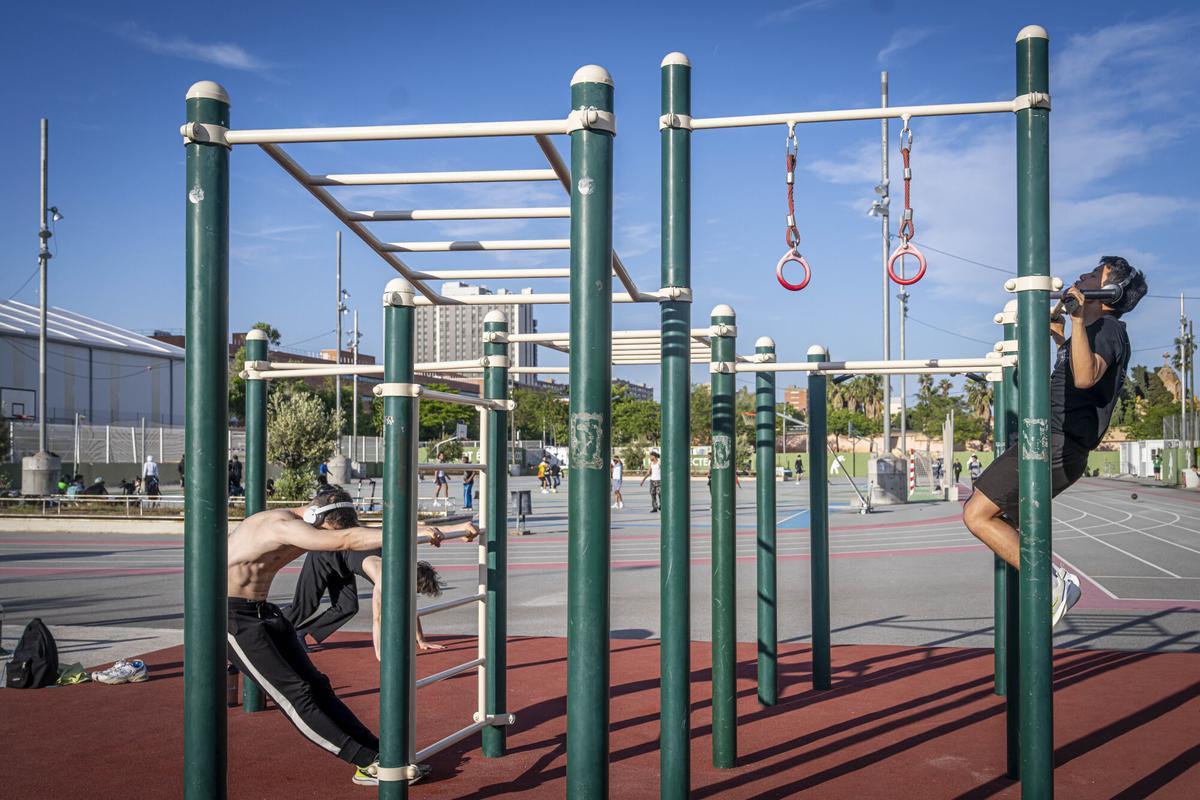Barcelona 07/05/25 Barcelona. Radiografía de las pistas deportivas gratuitas que hay en Barcelona. Os indico tres parques donde hay más variedad de actividades (como canastas para jugar al baloncesto, calistenia, ping-pong, petanca…). La idea es que en las fotos también se refleje esta variedad. FOTOS: Parque de la Bederrida (es la zona deportiva más grande de Barcelona). AUTOR: MANU MITRU