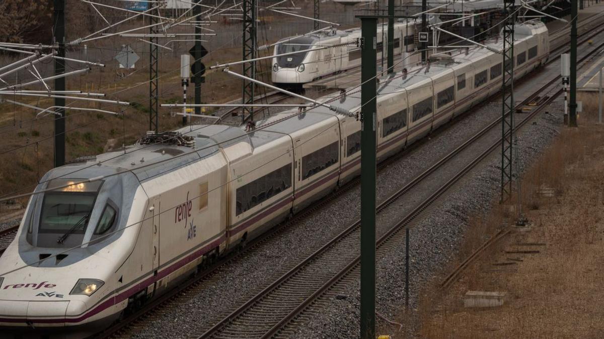 Trenes en la estación de ferrocarril de Zamora. | José Luis Fernández