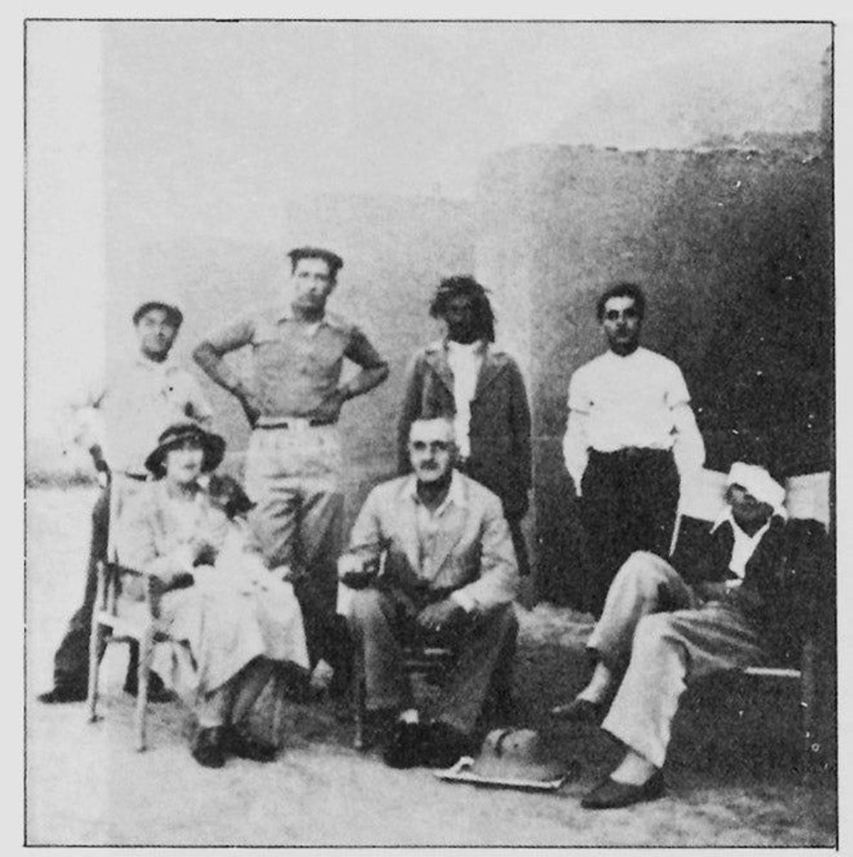 Agatha Christie junto alguno de sus compañeros de viaje.
