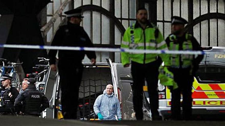 Londres Envien tres artefactes a dos aeroports i una estació de tren