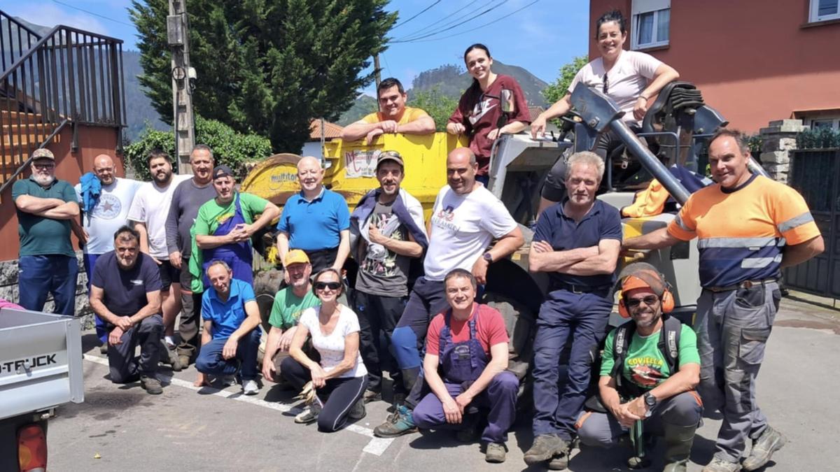 Participantes en la sextaferia vecinal de la localidad de Coviella.