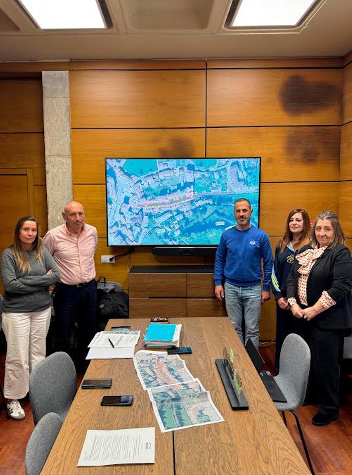Por la izquierda, los técnicos Leire Gabilondo y Juan Carlos Álvarez, Ángel García y las ediles Tere Álvarez (IU) y Sonia Lago (PSOE).