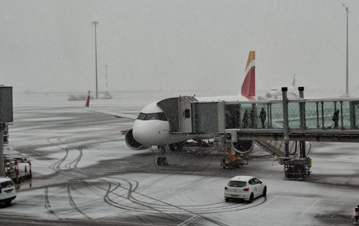 Nieve en el Aeropuerto Adolfo Suárez Madrid - Barajas.