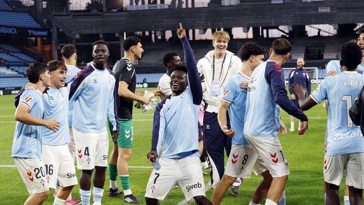 Somuah y el resto de sus compañeros celebran la enésima remontada del Fortuna.