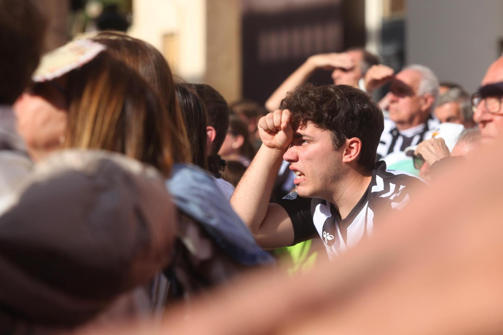 La plaza Mayor de Castelló se tiñe de albinegrismo en un día para el recuerdo