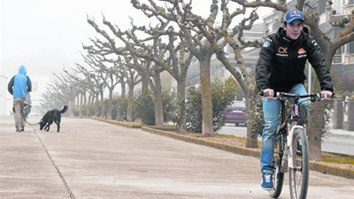 En Cervera 8 Márquez pasea en bicicleta en los alrededores de su casa.
