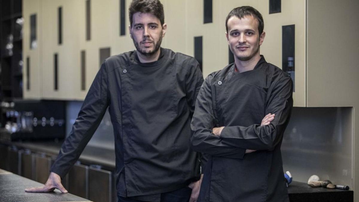 Izquierdo i Cuenca, a la barra del restaurant.  | DAVID APARICIO