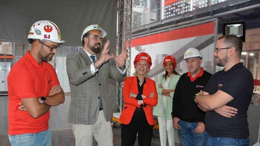 Julio Arca, en el centro de la imagen, muestra la nave de Genesal a Covadonga Toca, a su izquierda.