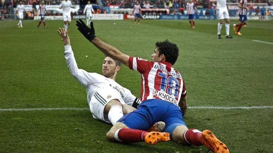 Cristiano salva el liderato del Madrid en un derbi vibrante (2-2)