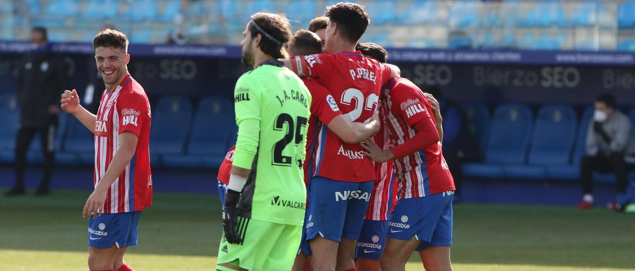 Los jugadores del Sporting celebran uno de los goles