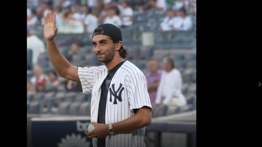 Ferran Torres hace el lanzamiento de honor en el Yankee Stadium