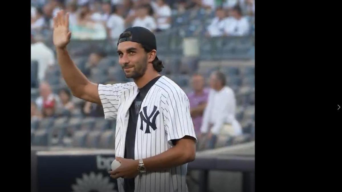 Ferran Torres hace el lanzamiento de honor en el Yankee Stadium