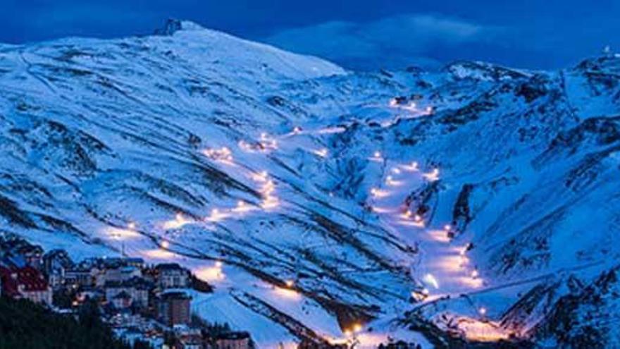 Vista nocturna de Sierra Nevada.