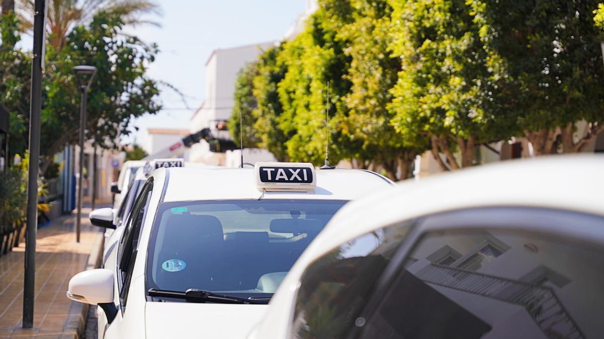 Una fila de taxis en Formentera