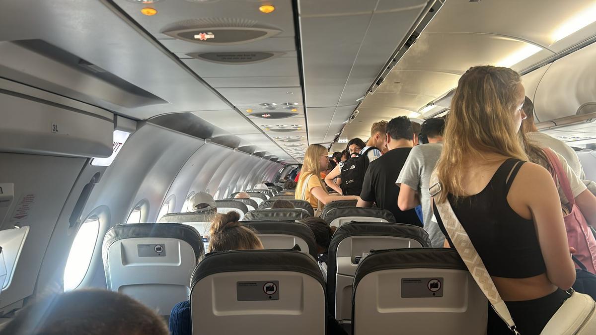 Imagen del desalojo del avión que debía volar a Múnich desde Barcelona.