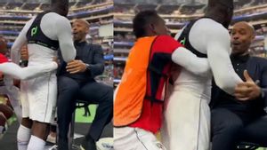 ¡Locura! Marca en el 95 y lo celebra con su ídolo Tierry Henry