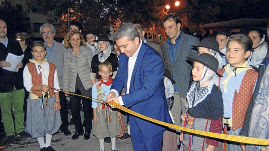 Virgilio Moreno, alcalde de Inca, procede a inaugurar la feria en la plaza des Bestiar.