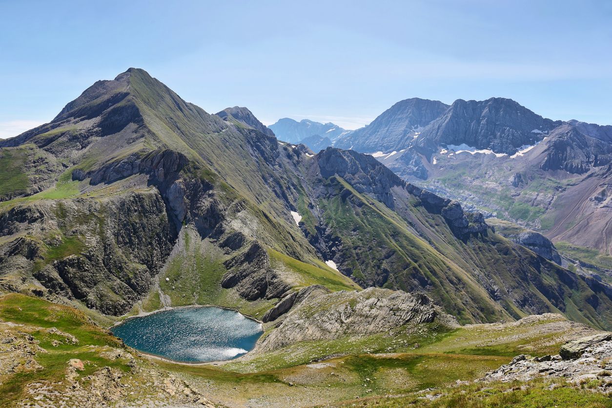 El ibón de Bernatuara en el Pirineo aragonés