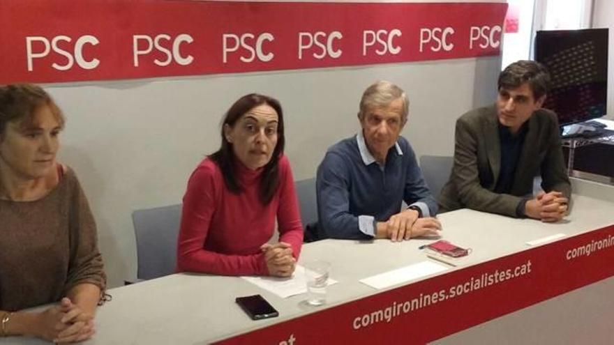 Els quatre regidors del PSC a Girona, Eli Riera, Sílvia Paneque, Quim Rodríguez i Manuel Martín, ahir, en la compareixença de sortida del govern.