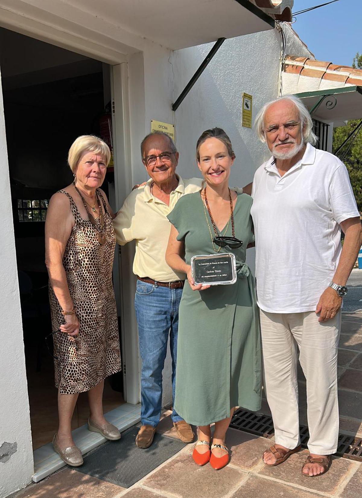Maribel Pozo, en las oficinas de la comunidad de propietarios de Pinares de San Antón con Jesús García, Carlota Thiele e Ignacio de Torres.