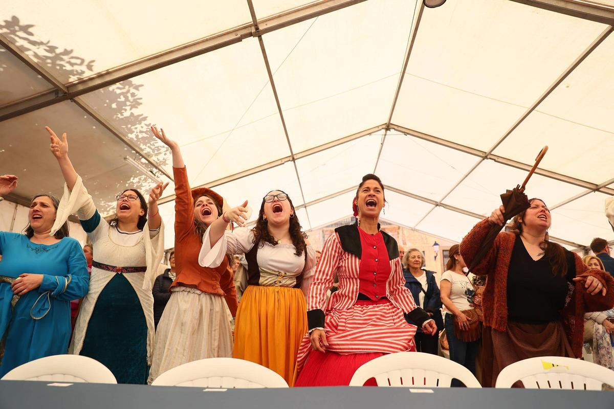 La lluvia no impide la multitudinaria comida en la calle de las fiestas del Oviedo Antiguo