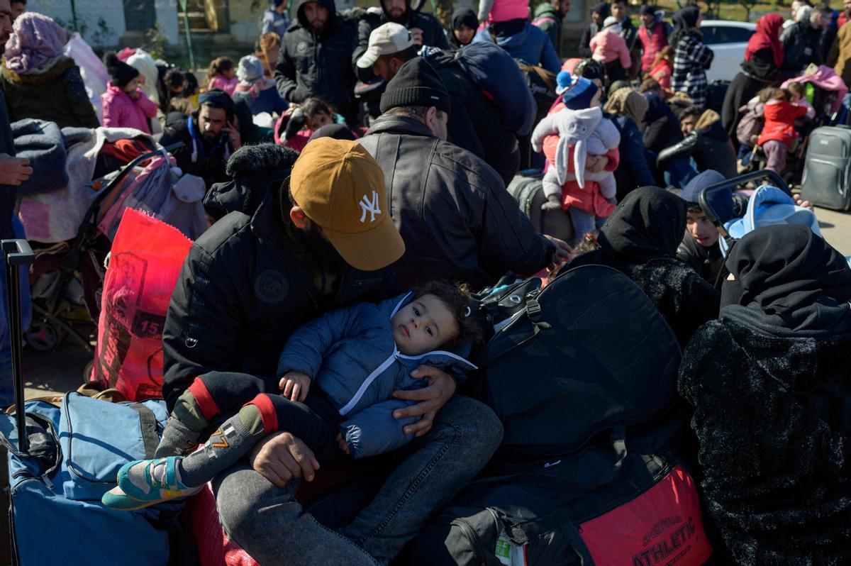 Los residentes sirios de la ciudad de Hatay esperan para cruzar la frontera entre Turquía y Siria después de que se vieron afectados por el terremoto de magnitud 7,8 que asoló la región hace casi dos semanas, en la puerta fronteriza de Cilvegozu