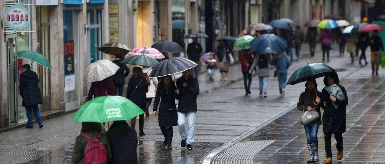 Gente caminando el pasado fin de semana por el centro de Pontevedra. // Gustavo Santos