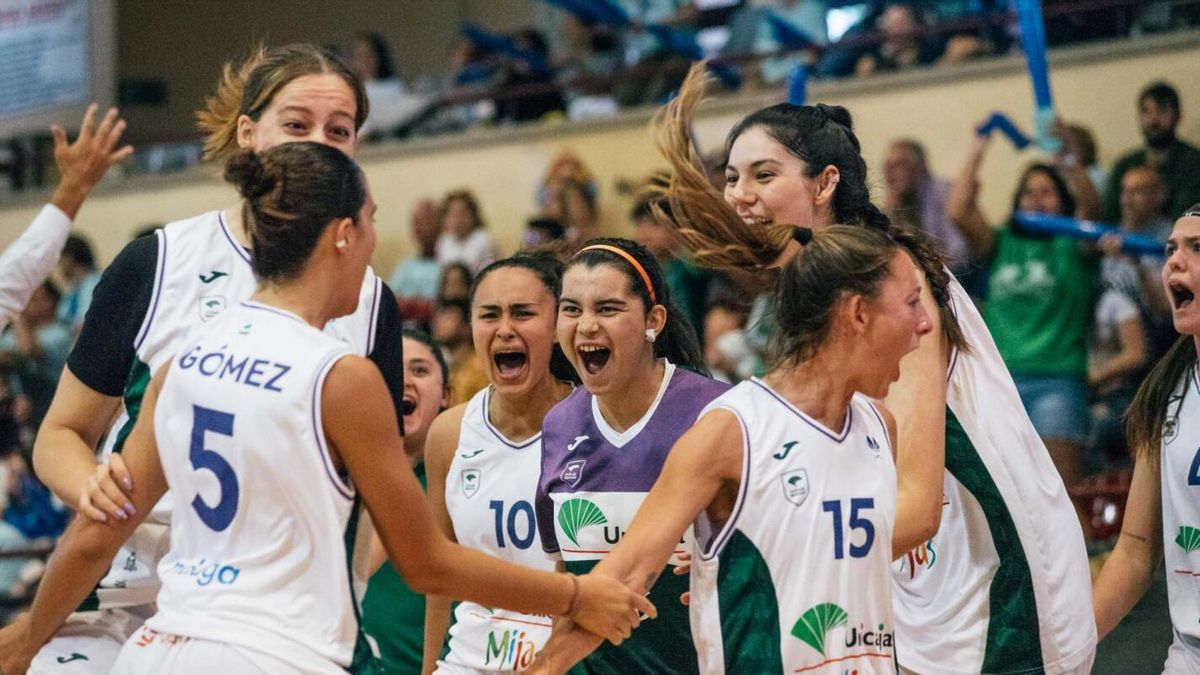 Las jugadoras del Unicaja Mijas celebran el pase a la semifinal por el ascenso.