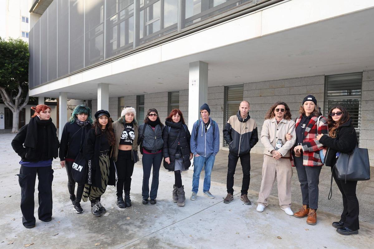 Amigos de Sol Yapura reunidos a la puerta de los juzgados de Ibiza