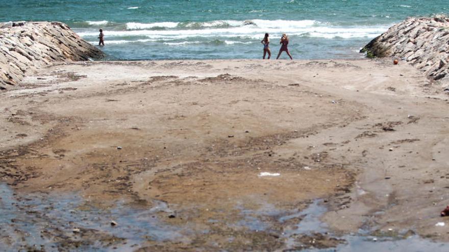 Desembocadura de la Acequia de Vera, que da a la playa de la Malva-rosa, una de las dos que cerraron el pasado mes de junio.