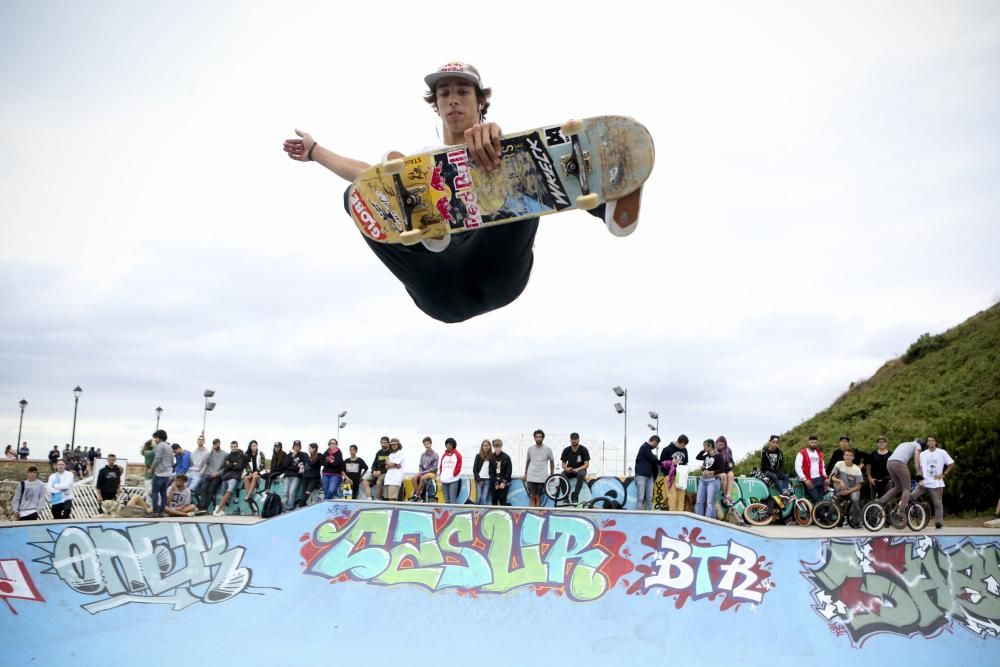 Espectáculo de BMX en el skatepark de Cimadevilla