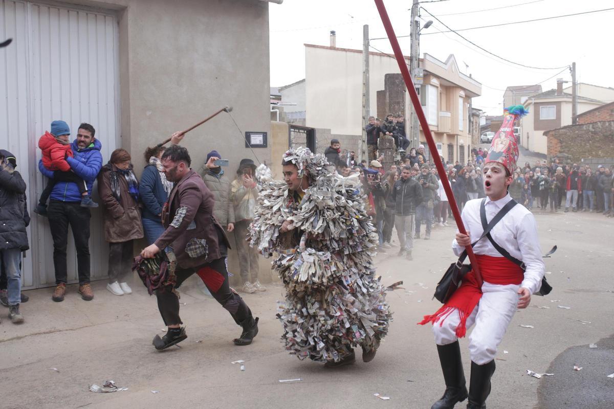 GALERÍA : Riofrío de Aliste revive el ritual de "Los Carochos"