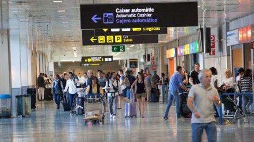 Pasajeros en la terminal en una imagen captada hace unos días.