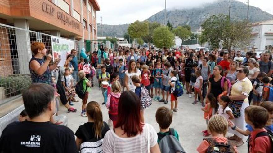 Protesta davant l&#039;escola Guillem de Montgrí, al setembre, on l&#039;AMPA gestionava el menjador.